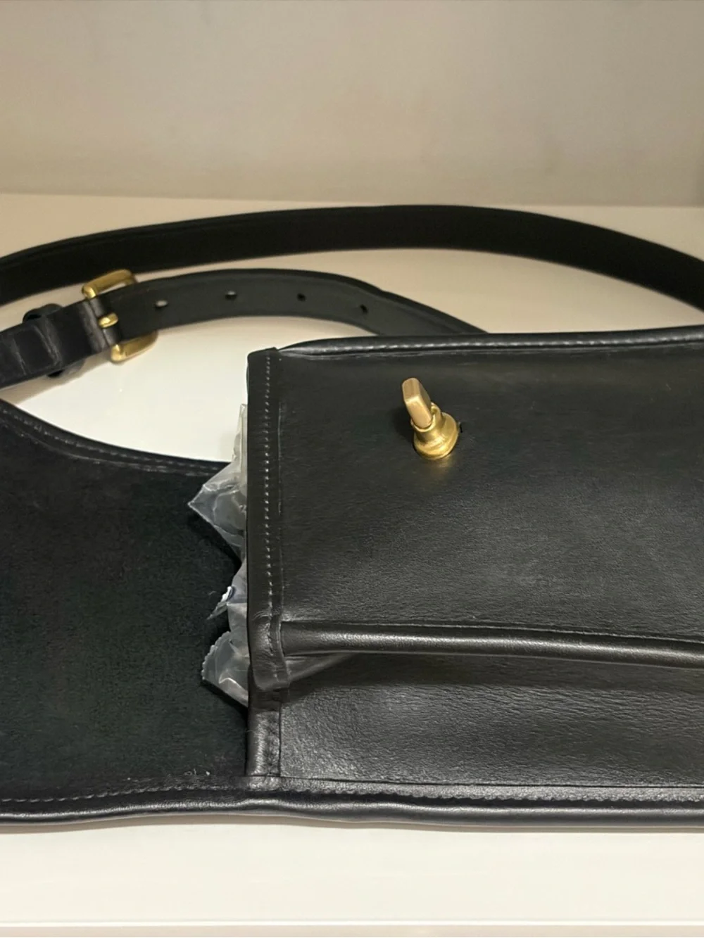 Pristine Vintage Coach Small Sidepack (#9978) Black Leather with Brass Turnlock - Picture 5 of 13